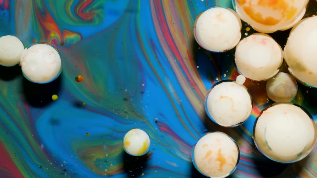 다채로운 밝은 거품 기름 아름다운 페인트 우주 색이 움직이는 다채로운 아크릴 페인트 공간 우주 양자 물리학 환상적인 최면 표면 변형 화학 반응