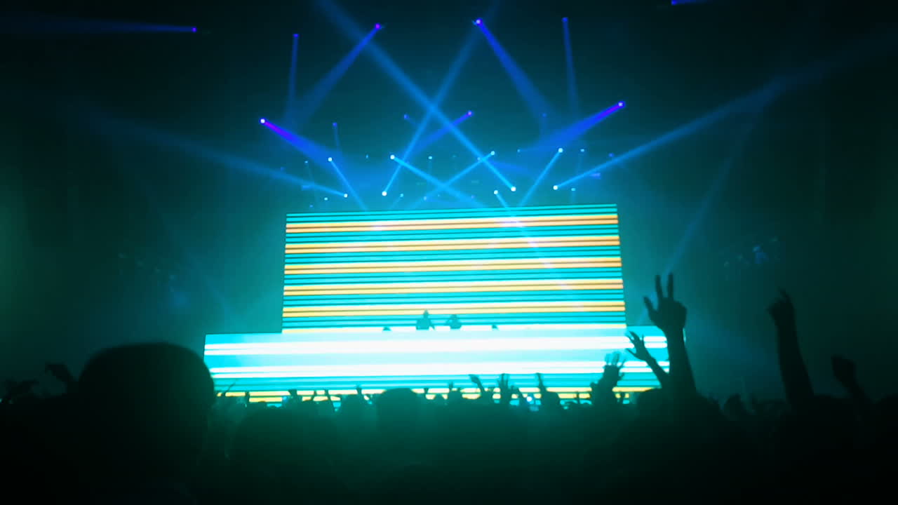 나이트 클럽 파티 콘서트에서 행복한 사람들이 춤을