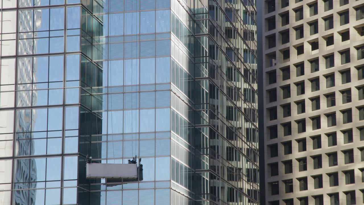 홍콩 중앙 사업 구역에 있는 현대 유리 마천루의 창문 청소기