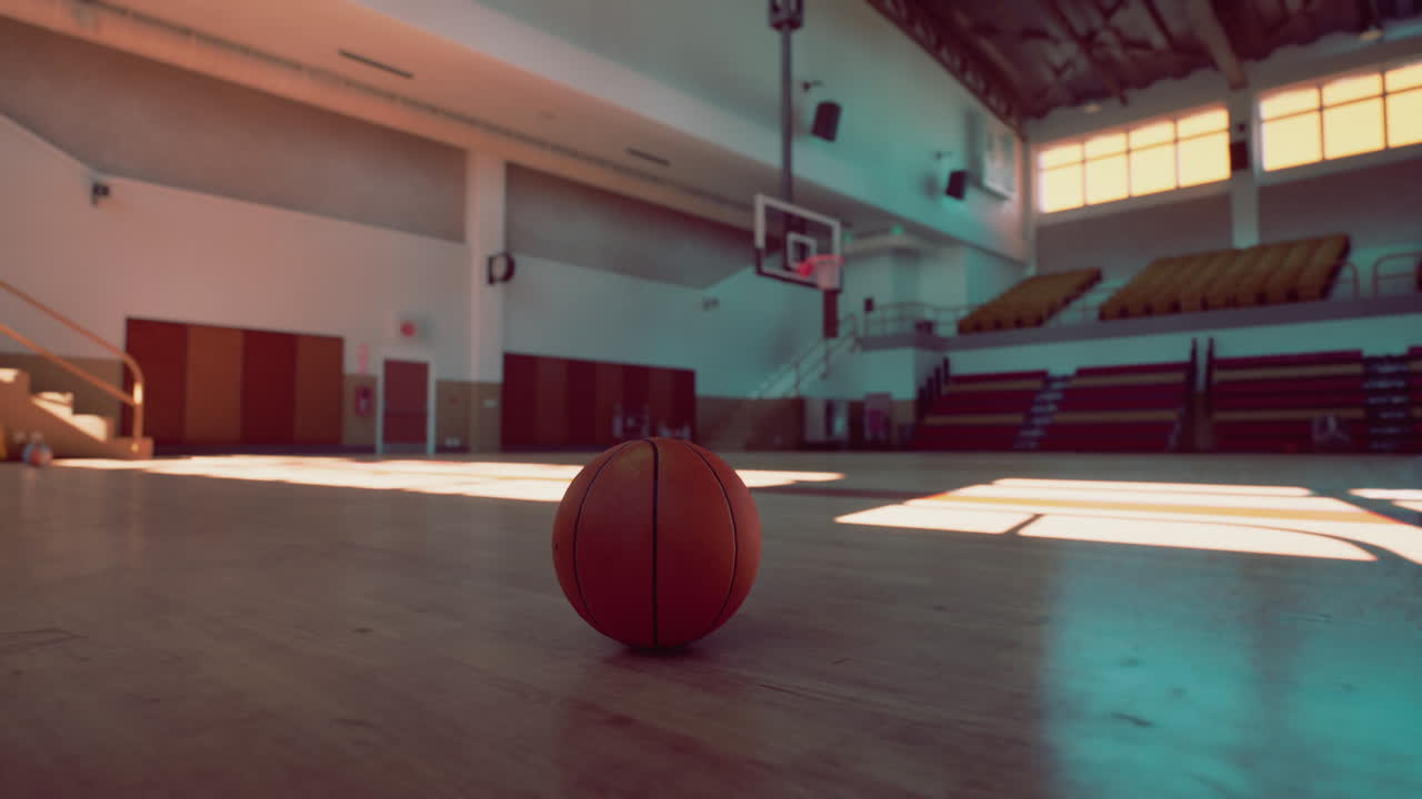 baloncesto en un gimnasio vacío