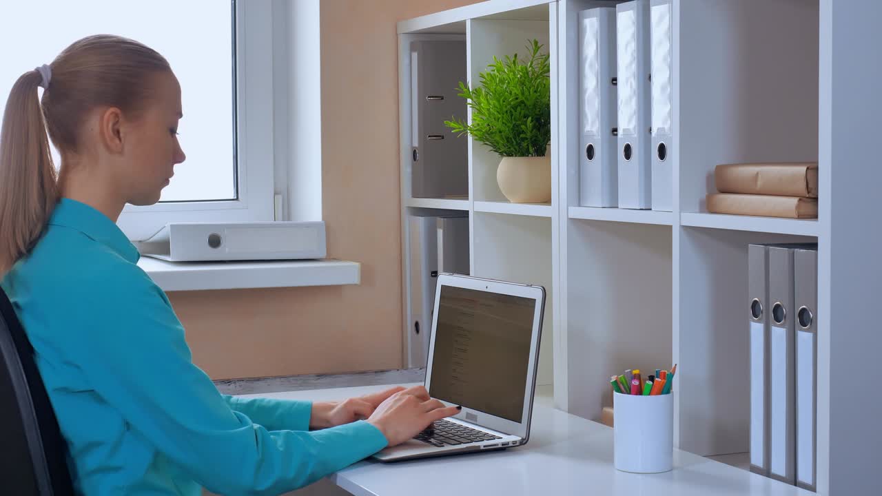 estudiante navegando por internet en la pc en el interior