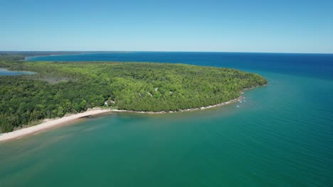 Drone-shot-of-the-beautiful-colorful-water-in-door-county,-Wisconsin