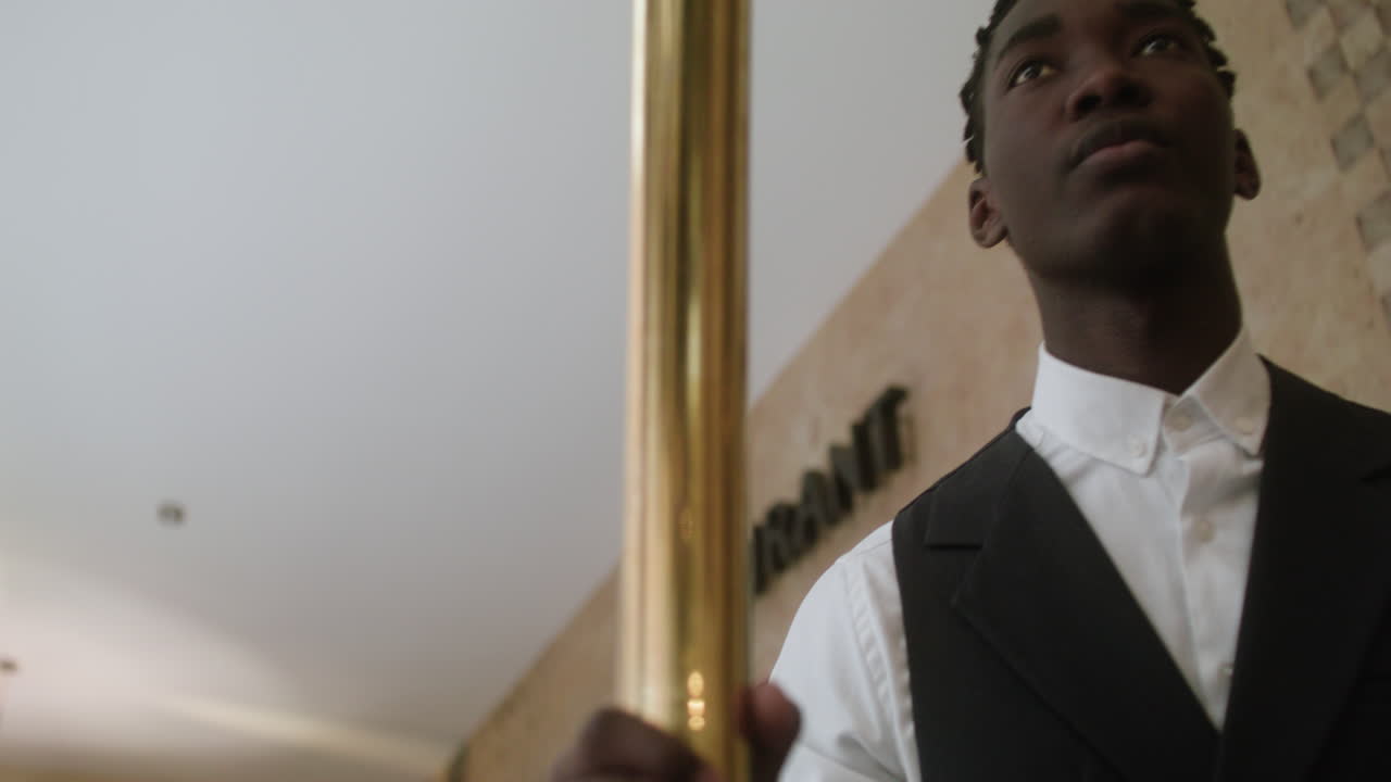 un camarero llevando un carro de hotel