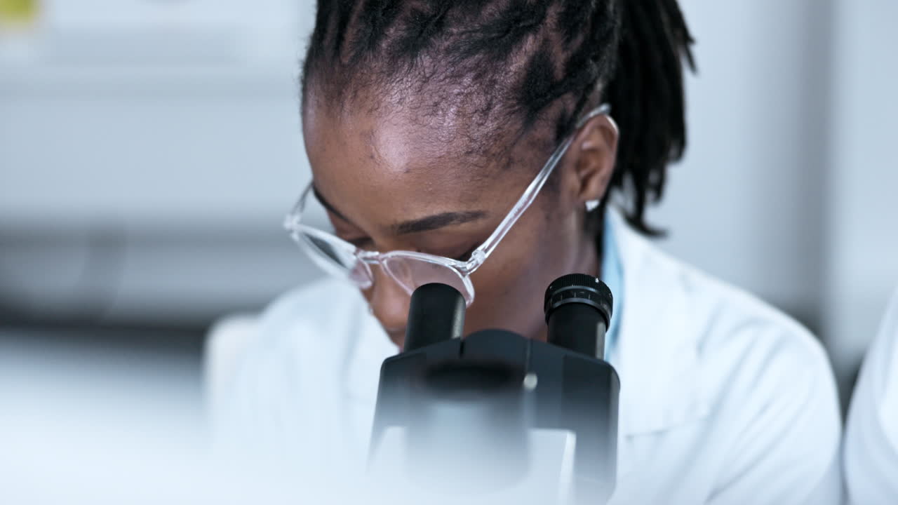 Microscopio, scienza e volto di donna