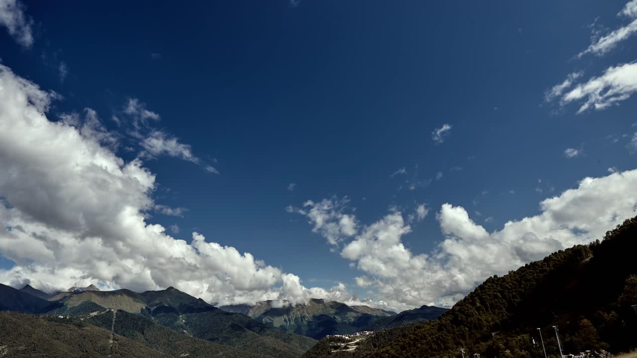 Timelapse di nuvole bianche che si muovono su una maestosa catena montuosa