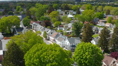 Traditional-1900s-homes-line-street-in-suburbs-outside-America-city