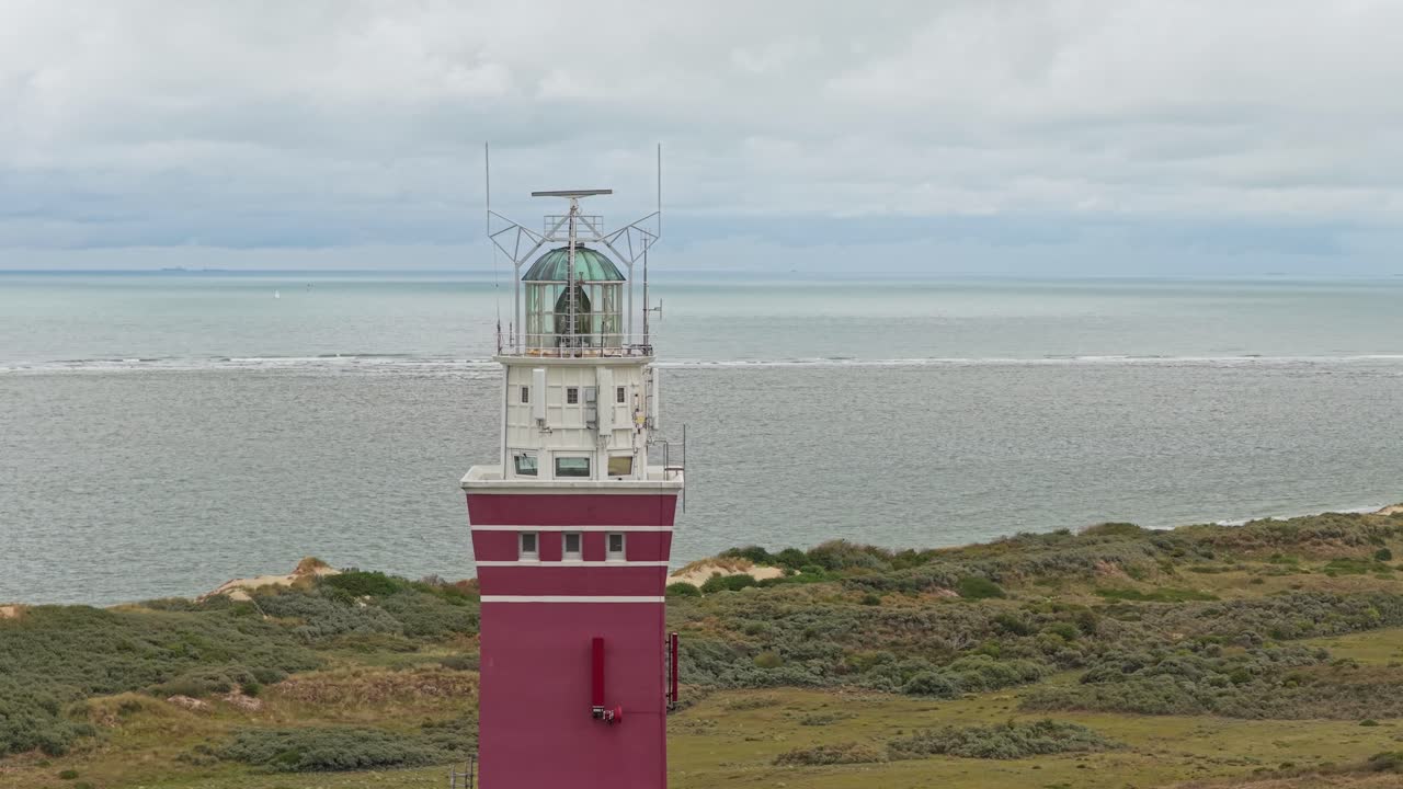 Vista dall'alto con drone del faro di Ouddorp con paesaggio costiero, Paesi Bassi.