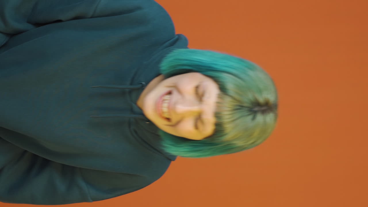 울고 있는 젊은 여성의 수직 비디오.