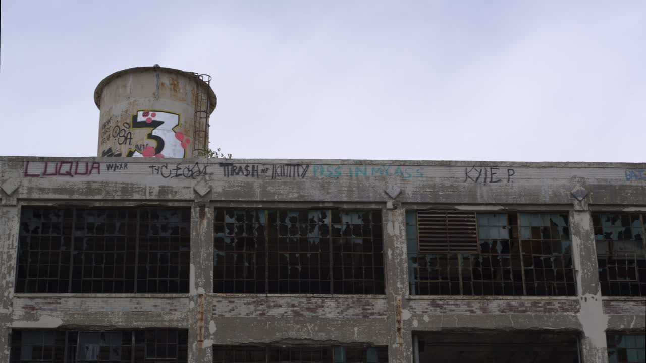 디트로이트-3에 있는 버려진 제조 공장의 4k 드론 보기