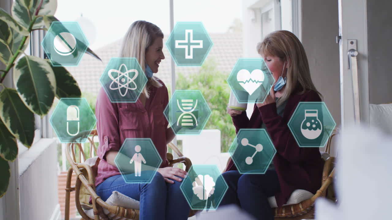 animación de iconos médicos sobre mujeres caucásicas felices bebiendo café y hablando