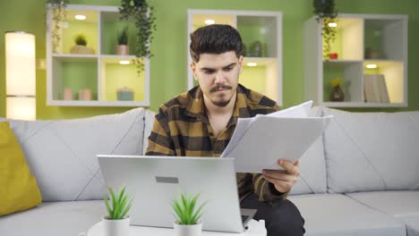 el joven que transfiere la información del documento a la computadora.