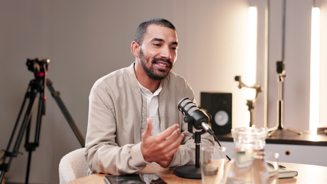 Registrazione di un podcast con un uomo in uno studio