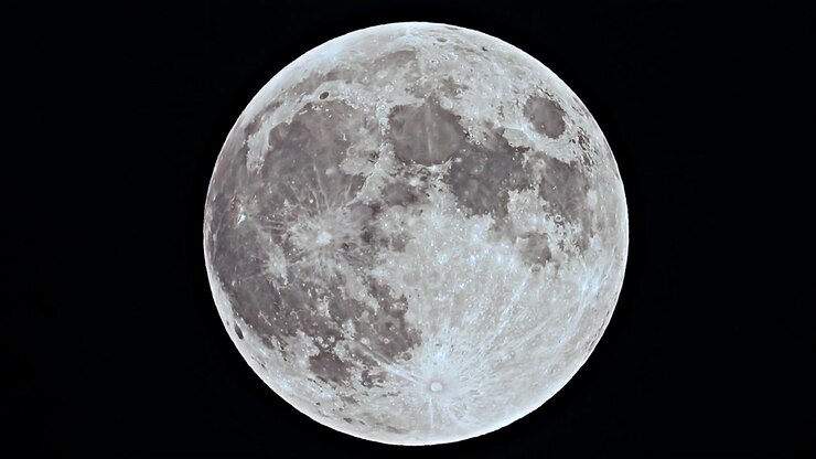 A lua cheia brilha no céu noturno
