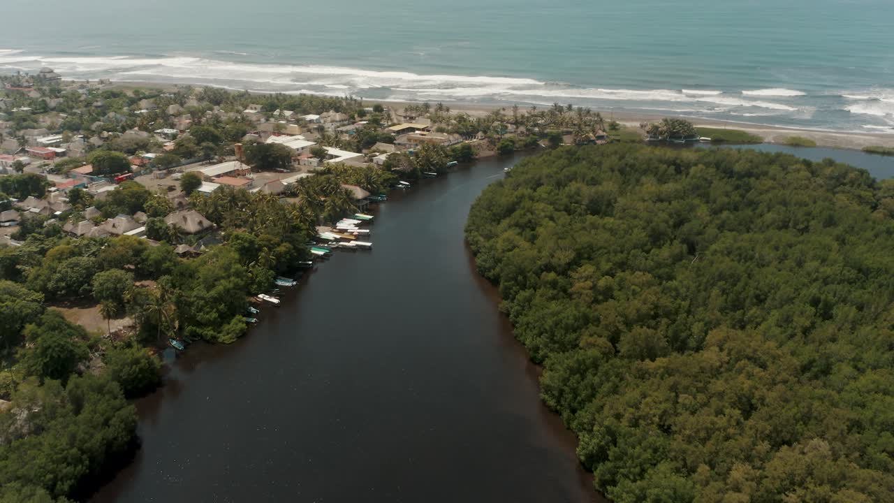 paisaje de río rodeado de exuberante vegetación tropical y paisaje marino en el paredón, guatemala - toma aérea de drones