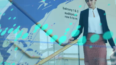 animación de gráficos, números cambiantes, mapa sobre mujer caucásica caminando por las escaleras