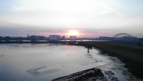 Wunderschöner-Sonnenaufgang-In-Crezéepolder,-Einem-Naturschutzgebiet-Außerhalb-Des-Deichs-In-Südholland,-Niederlande,-Mit-Fernblick-Auf-Die-Berühmte-Brücke-über-Den-Noord-Im-Hintergrund-–-Totalaufnahme,-Zeitlupe