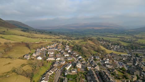 filmische luftaufnahmen von sedbergh village, dem idealen ort für einen ausflug zu jeder jahreszeit