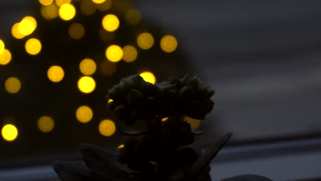 hermosa flor frente a las luces navideñas bokeh