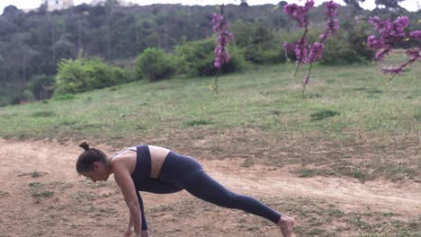 Ejercicios-Básicos-De-Calentamiento-De-Yoga-Curvas-Flexibles-En-Forest-Barcelona