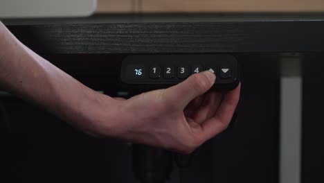 disparo constante de un escritorio ajustable que se pone en la configuración más alta para que sea un escritorio de pie