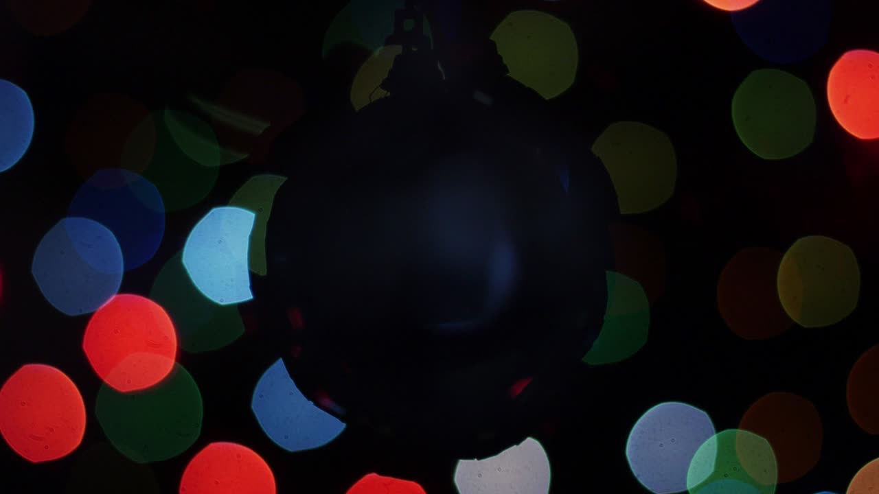 la pelota de navidad gira en el fondo de bokeh