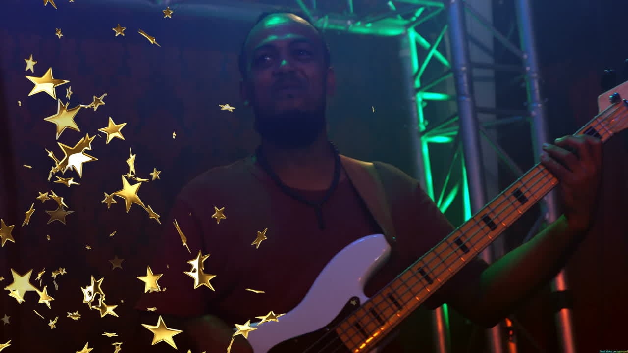 Musicista dell'industria musicale che suona il basso elettrico tra luci verdi del palco con stelle dorate fluttuanti.