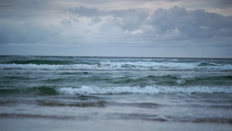 Niedrige-Nahaufnahme-Einer-Welle,-Die-An-Einem-Bewölkten-Morgen-In-Küstennähe-Am-Beliebten-Touristenziel-Burleigh-An-Der-Goldküste-Australiens-Zusammenbricht