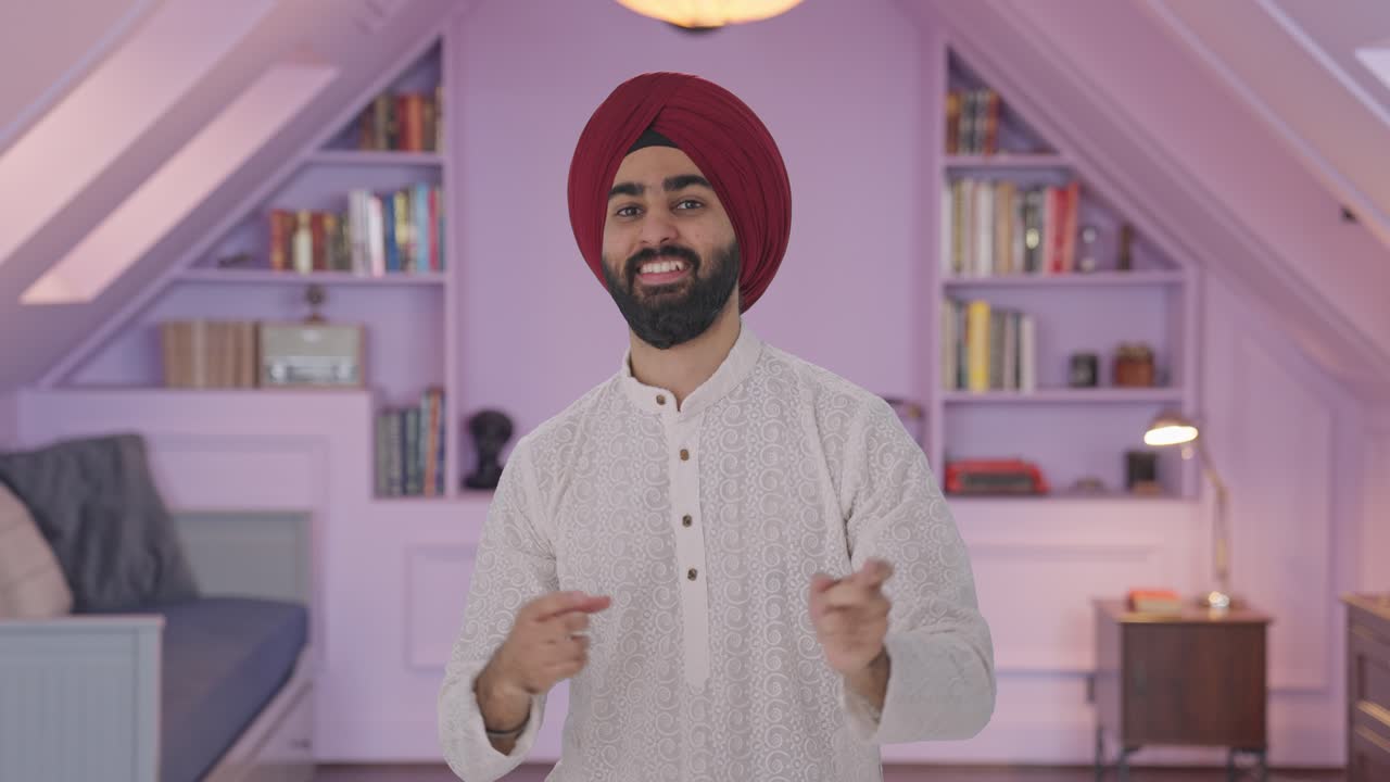 Uomo indiano Sikh felice che balla e si diverte