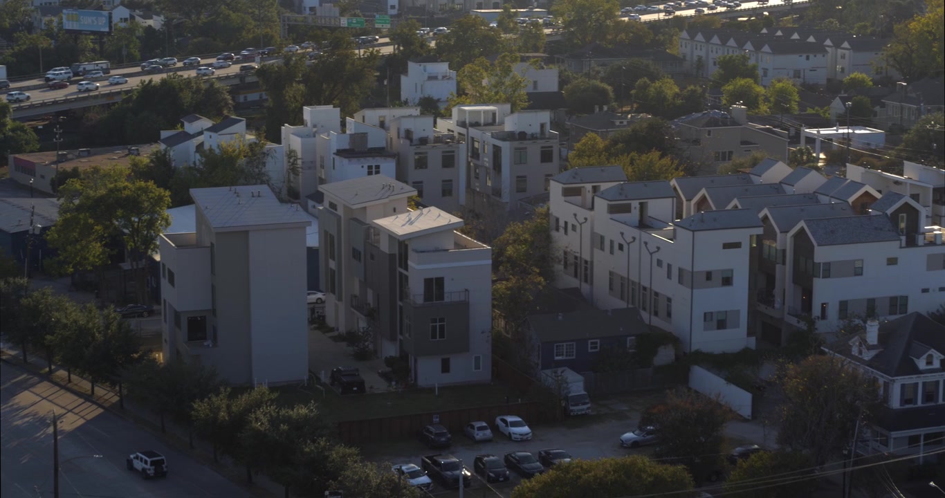 Droneudsigt over nybyggede huse i Houston Third Ward-området.