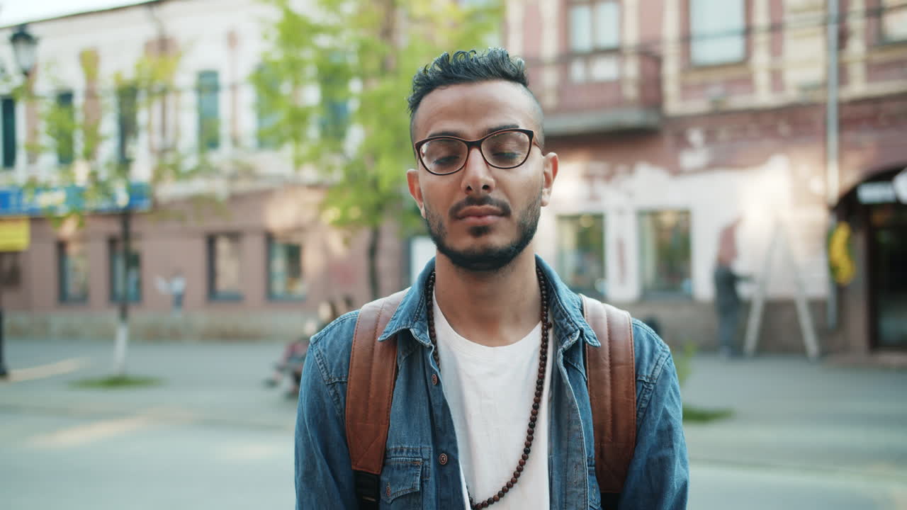 retrato de un hombre en un entorno urbano