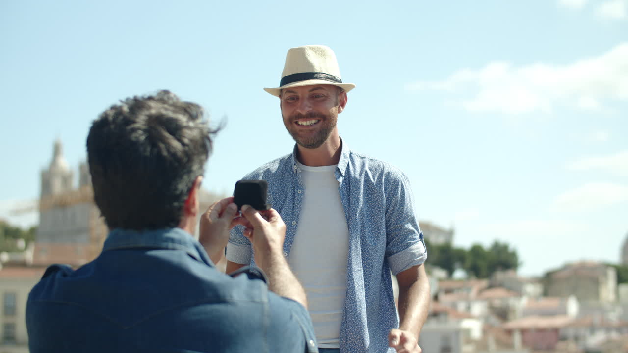 연인 앞에서 무릎을 꿇고 그에게 청혼하는 게이의 뒷모습