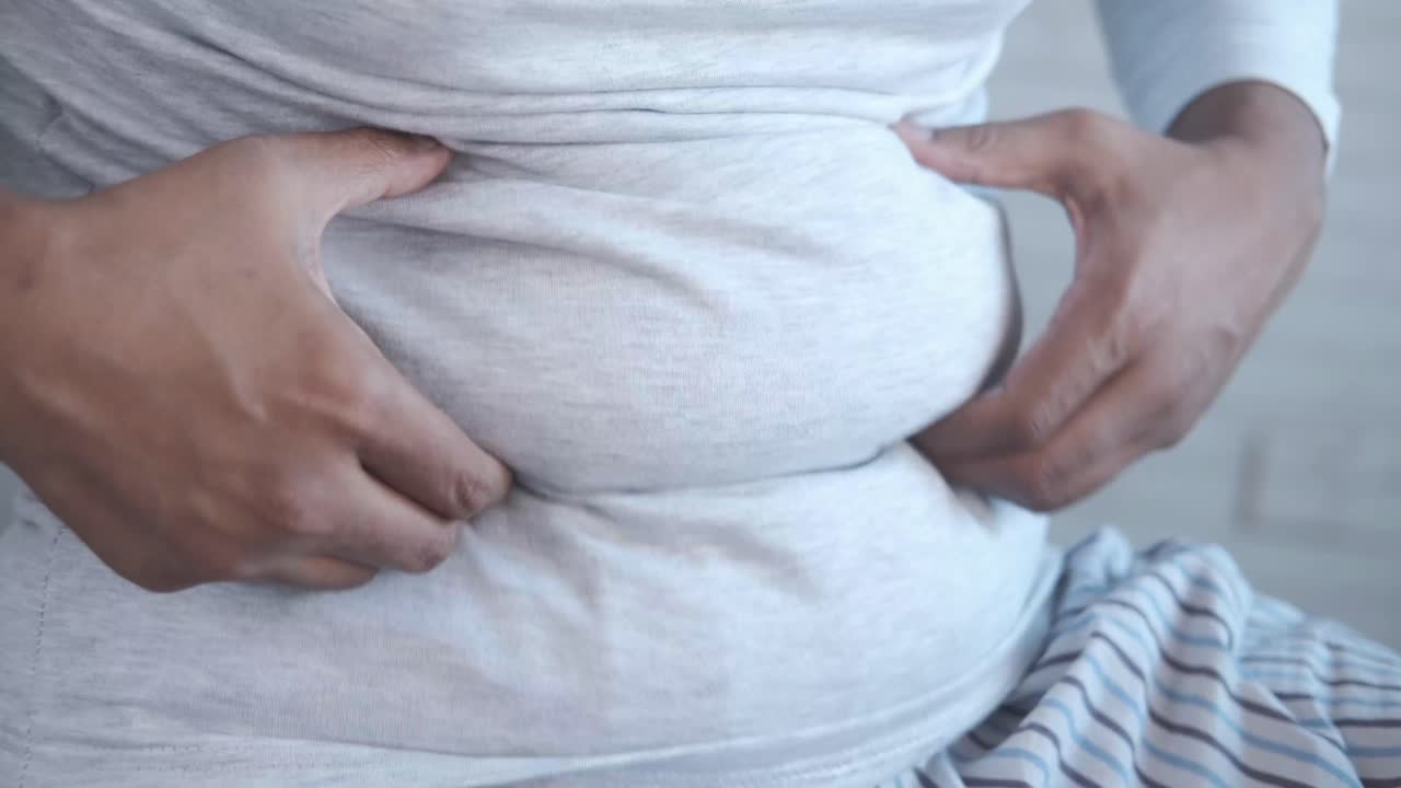 hombre con grasa en el vientre