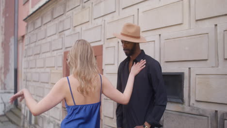 pareja interracial bailando salsa en el casco antiguo calle 16