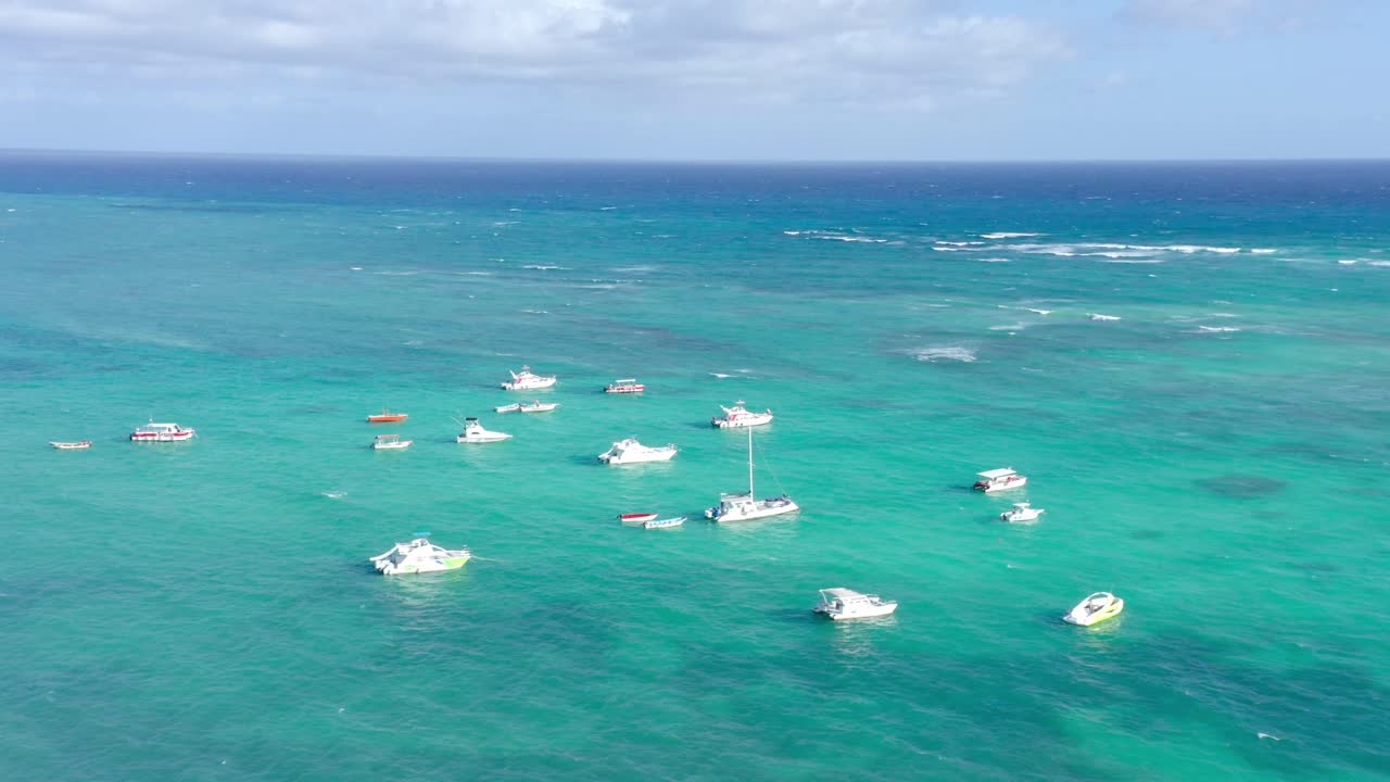 navegando en aguas turquesas del océano atlántico en playa los corales bavaro en punta cana, república dominicana