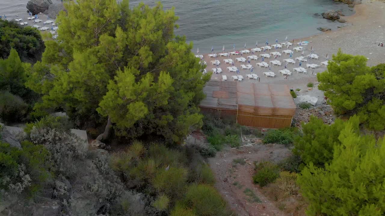 조감도에서 본 아드리아 해 빈 해변의 영상을 보여주는 공중 드론