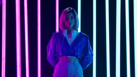 mujer elegante con luces de neón