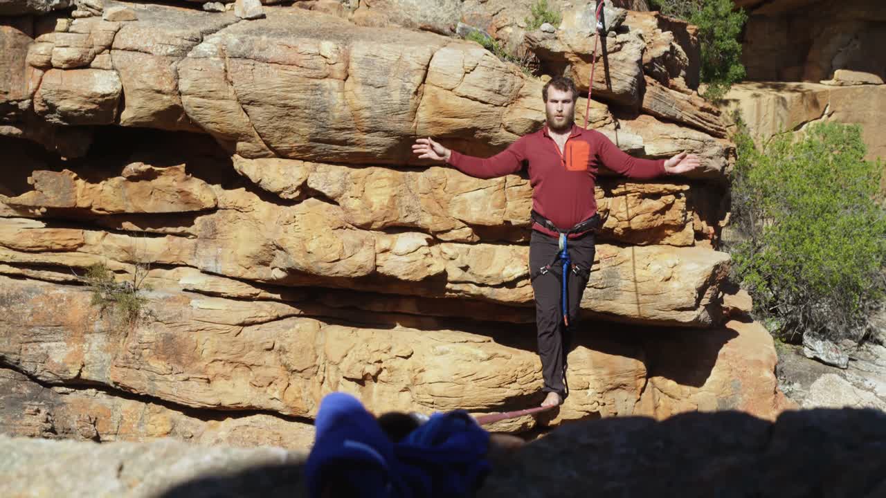 Highline athlete walking on slackline 4k