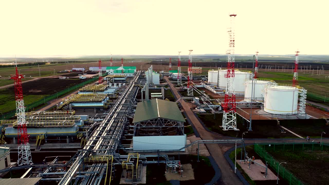 газовый и нефтеперерабатывающий завод с резервуарами воздушная панорама