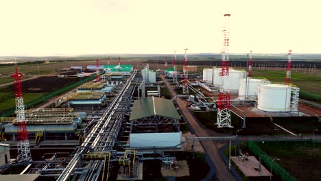 planta de refinería de gas y petróleo con depósitos panorama aéreo