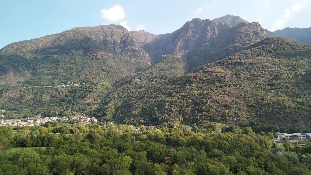 은 날에 놀라운 풍경 산의 드론으로 공중 촬영