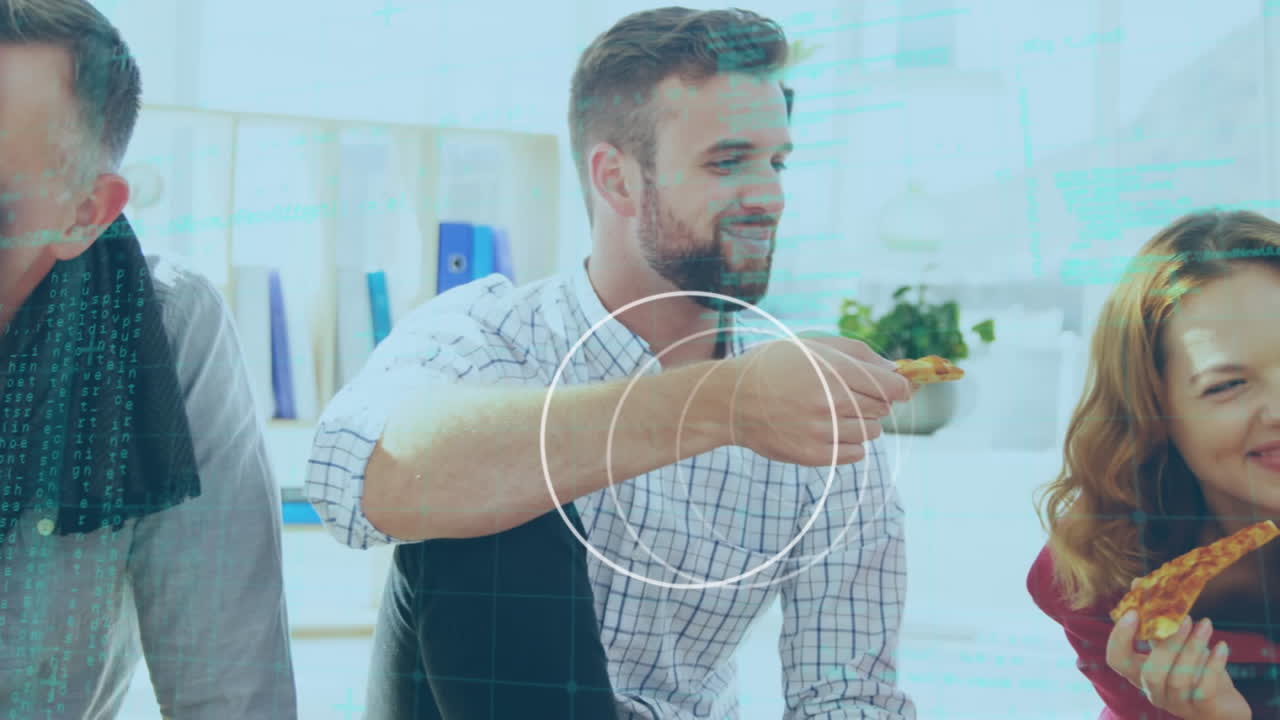 animación de anillos giratorios y procesamiento de datos sobre colegas felices comiendo pizza en el lugar de trabajo