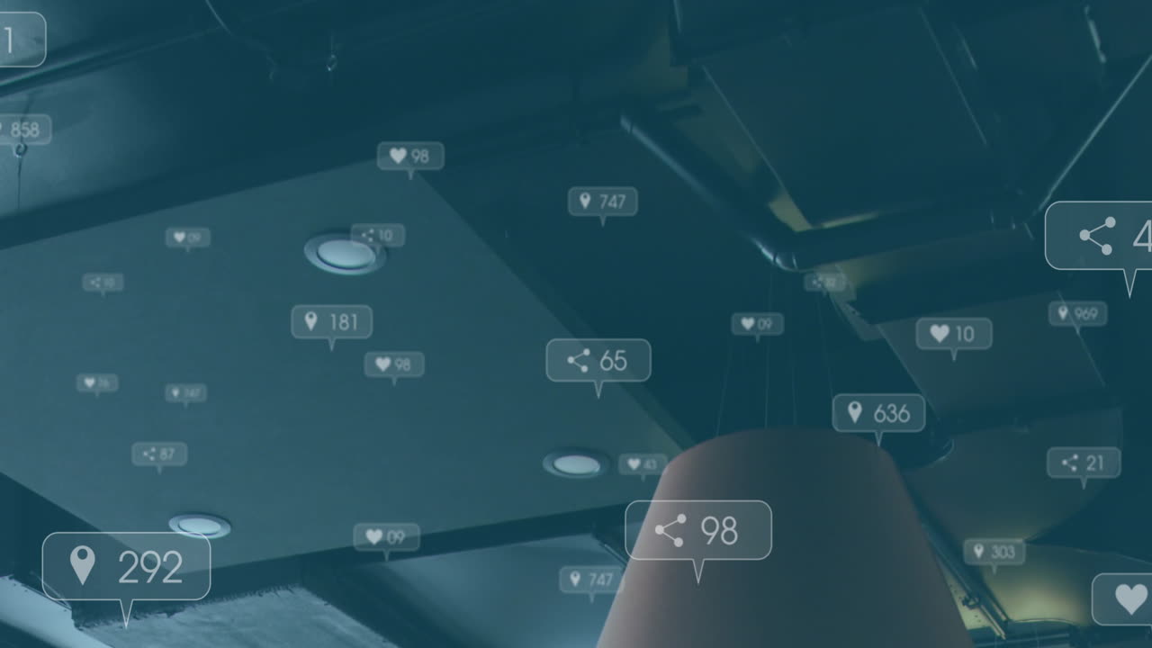 사무실 천장의 낮은 각도 뷰에서 알림 바에 변화하는 숫자와 아이콘의 애니메이션