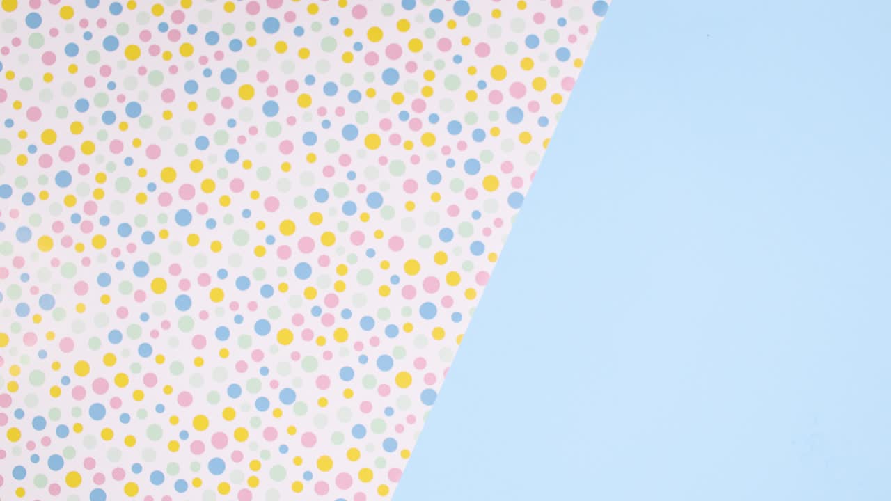 머핀 컵 케이크는 생일 파티를 위해 접시에 나타납니다. 움직임을 멈추십시오.