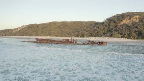 Toma-Aérea-Del-Viejo-Naufragio,-Ss-Maheno,-En-Una-Playa-De-La-Isla-Fraser,-Australia