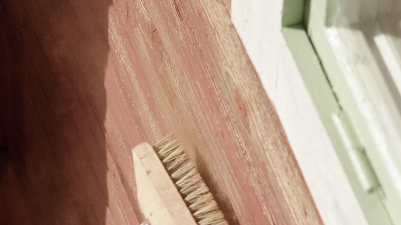 ⁇ 은 외벽에 유지 보수가 이루어지고 있습니다. 오래된 페인트, 슬로모를  ⁇ 아내고 있습니다.