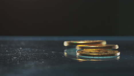 monedas de bitcoin en movimiento