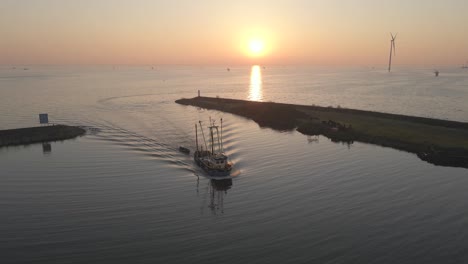 Fischerboot-Kommt-Nach-Morgendlicher-Fahrt-Im-Ijsselmeer-Wieder-Im-Hafen-An