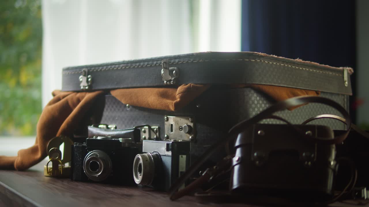 빈티지 카메라와 가방