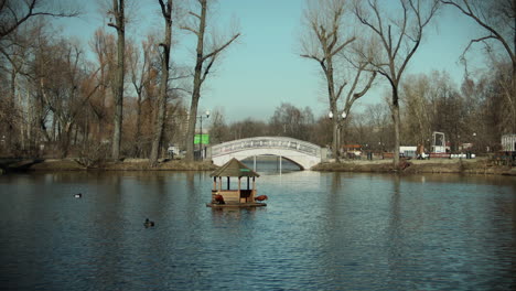 Vogelhaus-Im-Gorki-Park-In-Moskau,-Russland,-Das-Sich-In-Einem-Zeitraffervideo-Um-Den-See-Bewegt