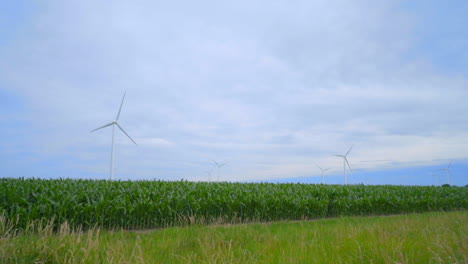 Turbinas-Eólicas-En-Campo-Verde-Bajo-El-Cielo-De-Nubes.-Campo-De-Turbinas-Eólicas